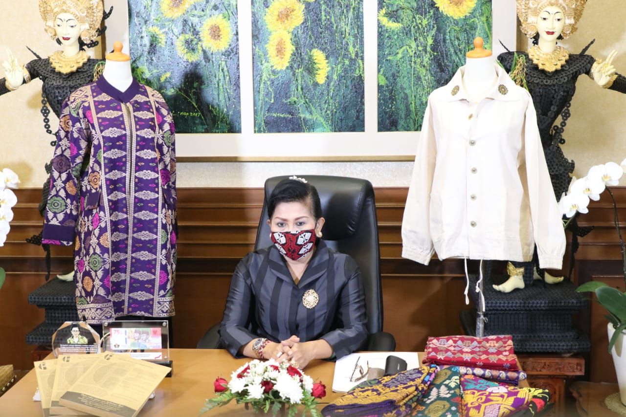 podiumnews.com- Ny. Putri Koster Luncurkan Stand Dekranasda di Bandara Ngurah Rai